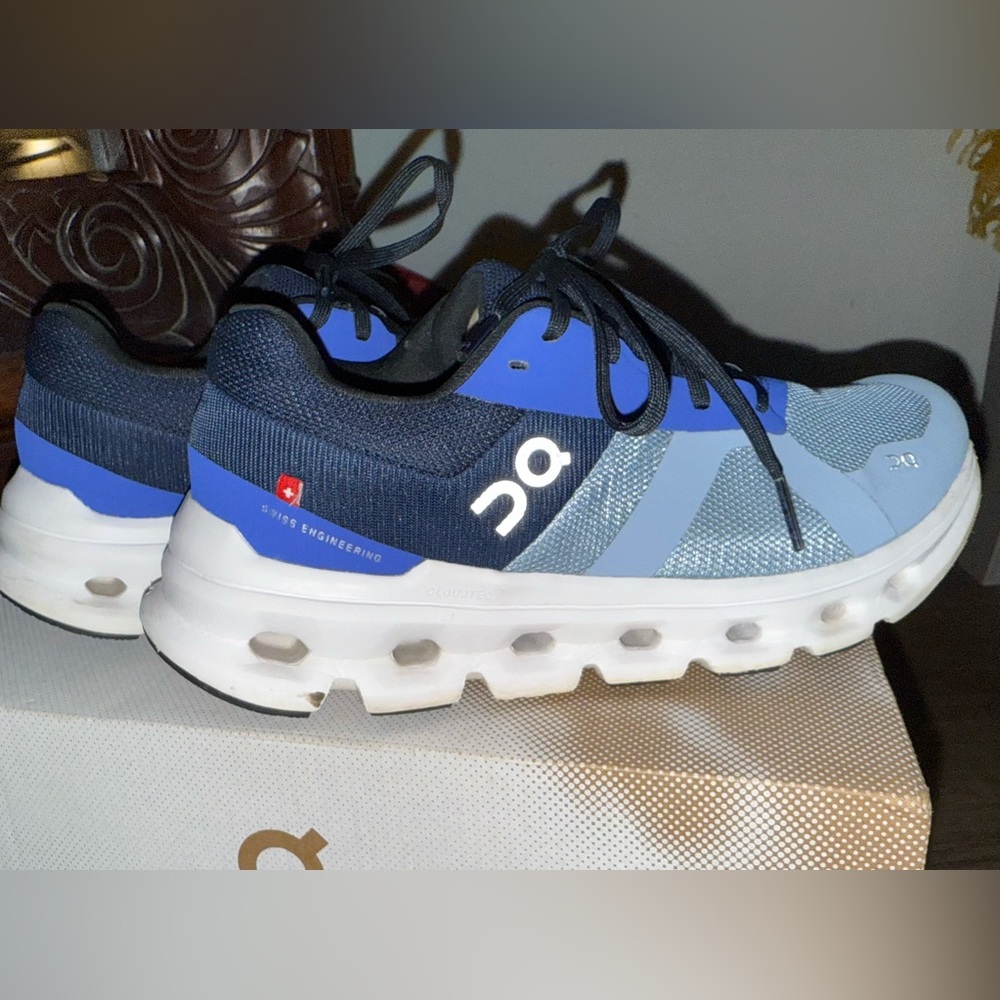 On-Cloud tricolored, blue, navy, baby blue, and black runners.